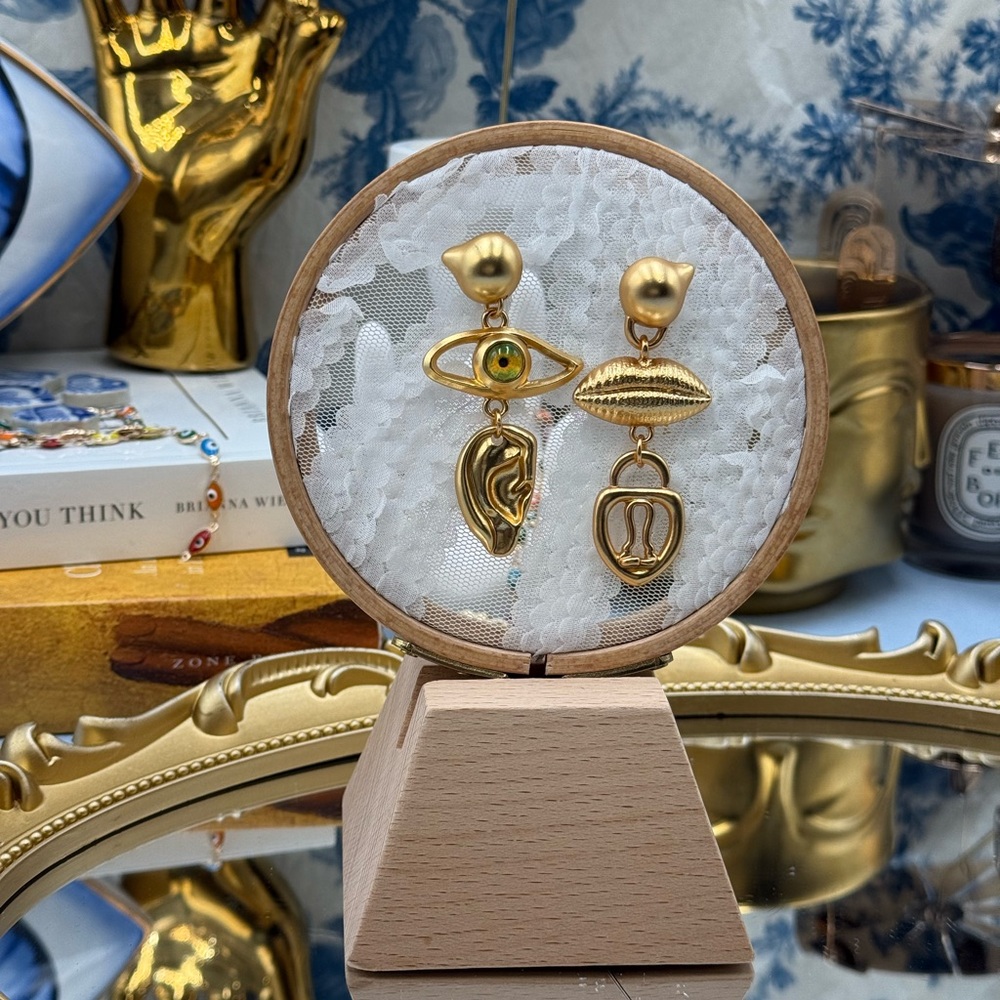 🆕 SCHIAPARELLI for V&A Museum 🧿 NWOT Surrealist Symbols Charm Dangle Earrings - Picture 15 of 16